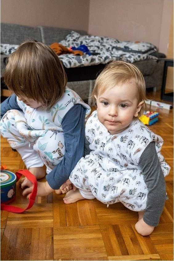 PULP BAMBOO Baby miegmaišis su 2 TOG kojinėmis - SPALVOTAS SAFARI nuo 6m iki 2,5l