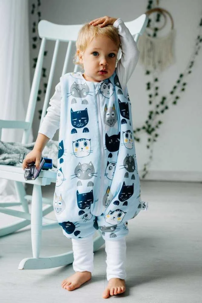 PULP BAMBOO Baby miegmaišis su 2 TOG kojinėmis - Mėlyna Cats - nuo 0,6 m iki 2,5 m