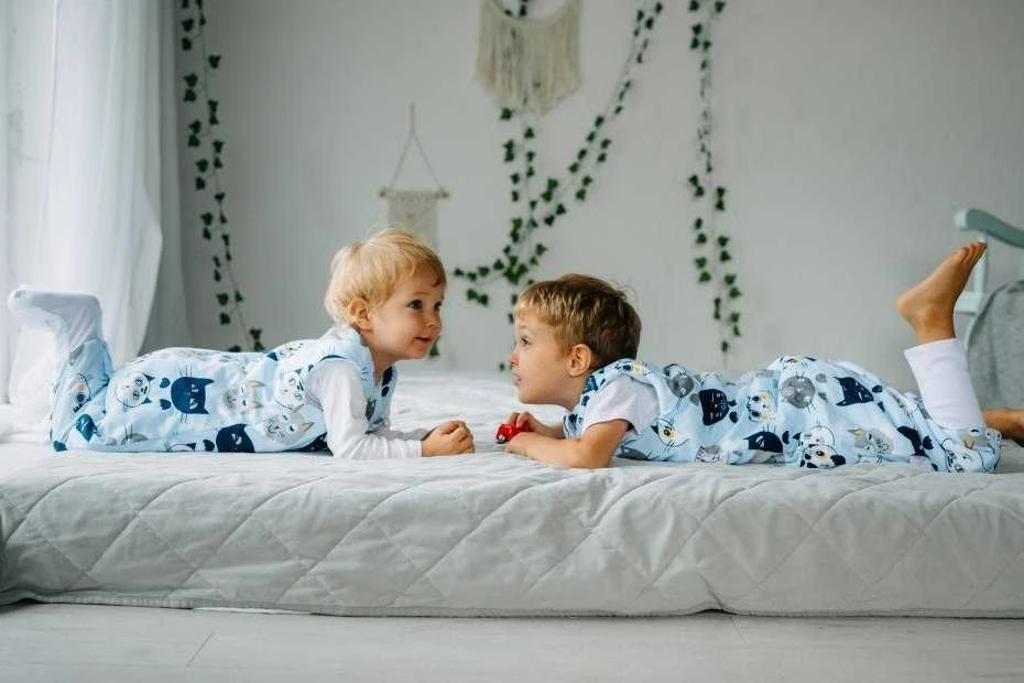 PULP BAMBOO Baby miegmaišis su 2 TOG kojinėmis - Mėlyna Cats - nuo 0,6 m iki 2,5 m