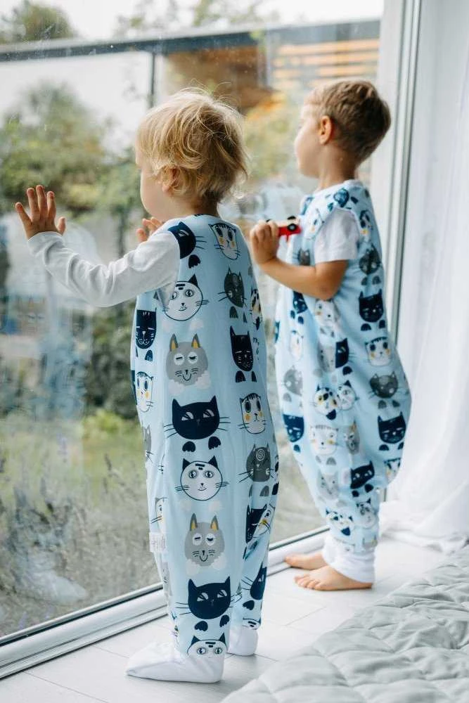 PULP BAMBOO Baby miegmaišis su 2 TOG kojinėmis - Mėlyna Cats - nuo 0,6 m iki 2,5 m