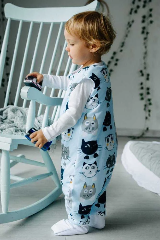 PULP BAMBOO Baby miegmaišis su 2 TOG kojinėmis - Mėlyna Cats - nuo 0,6 m iki 2,5 m