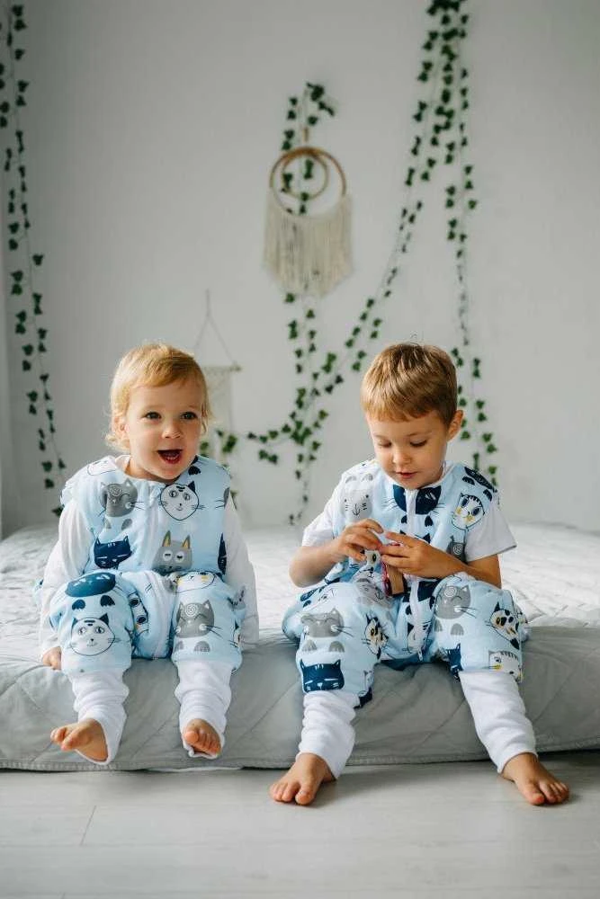 PULP BAMBOO Baby miegmaišis su 2 TOG kojinėmis - Mėlyna Cats - nuo 0,6 m iki 2,5 m
