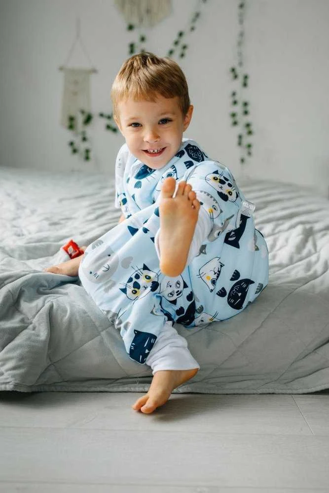 PULP BAMBOO Baby miegmaišis su kojelėmis 2 TOG - Mėlyna Cats - nuo 2l iki 4l