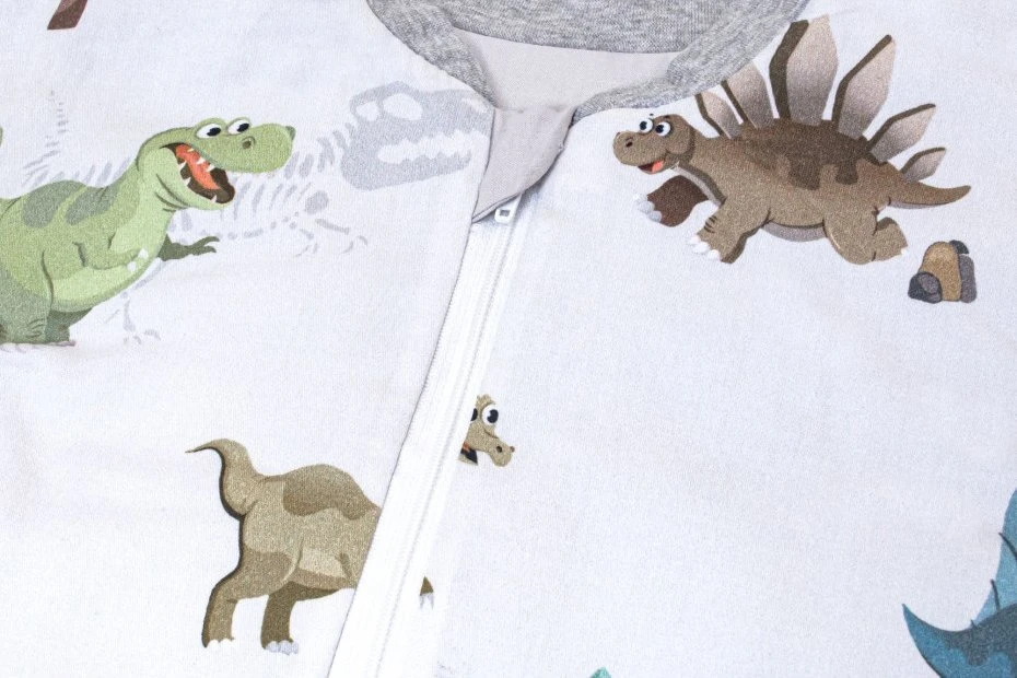 PULP BAMBOO Miegmaišis su kojomis vaikui, šiltintas – TOG 1,75, nuo 3 iki 5 metų – spalvoti dinozaurai