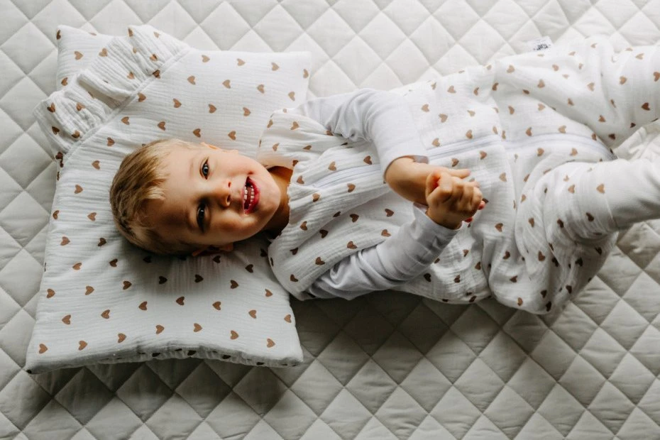 PULP BAMBOO Muslin vasaros miegmaišis su kojelėmis - Širdelės 0,5 TOG nuo 1 iki 2,5 metų