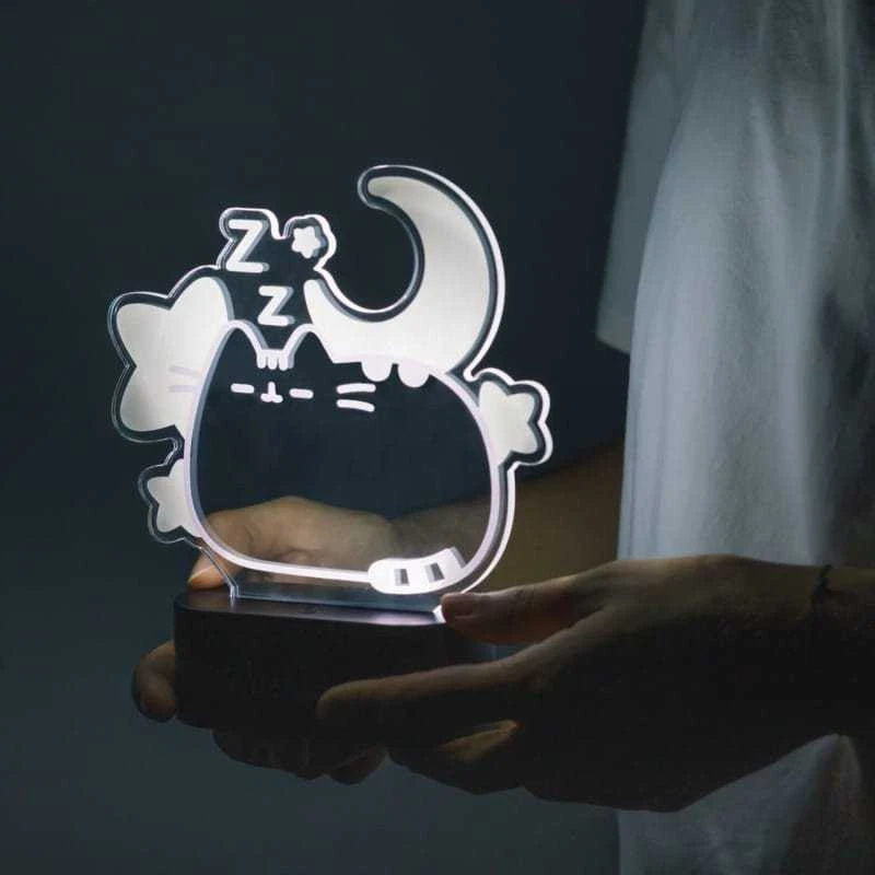 Pusheen - LED naktinė lempa iš „Dreams“ kolekcijos (19,5 x 17 cm)