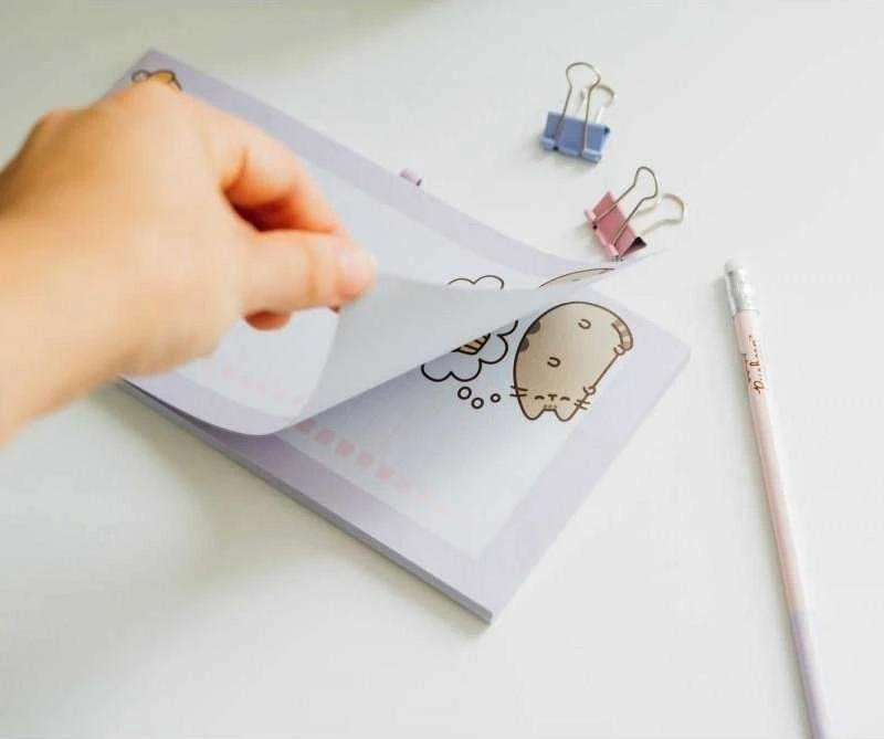 Pusheen - užrašų knygelė su šaldytuvo magnetu + pieštuku iš „Moments“ kolekcijos