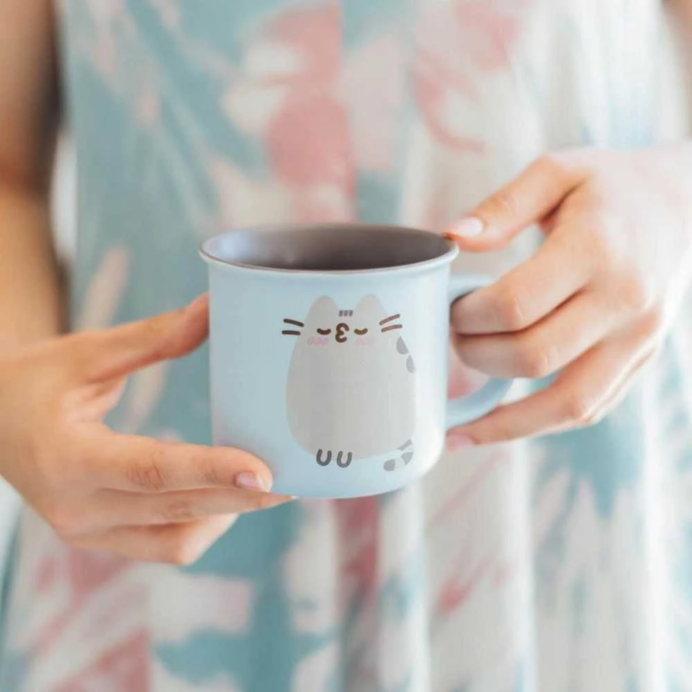 Pusheen - 380 ml keraminis puodelis iš „Purrfect Love“ kolekcijos.