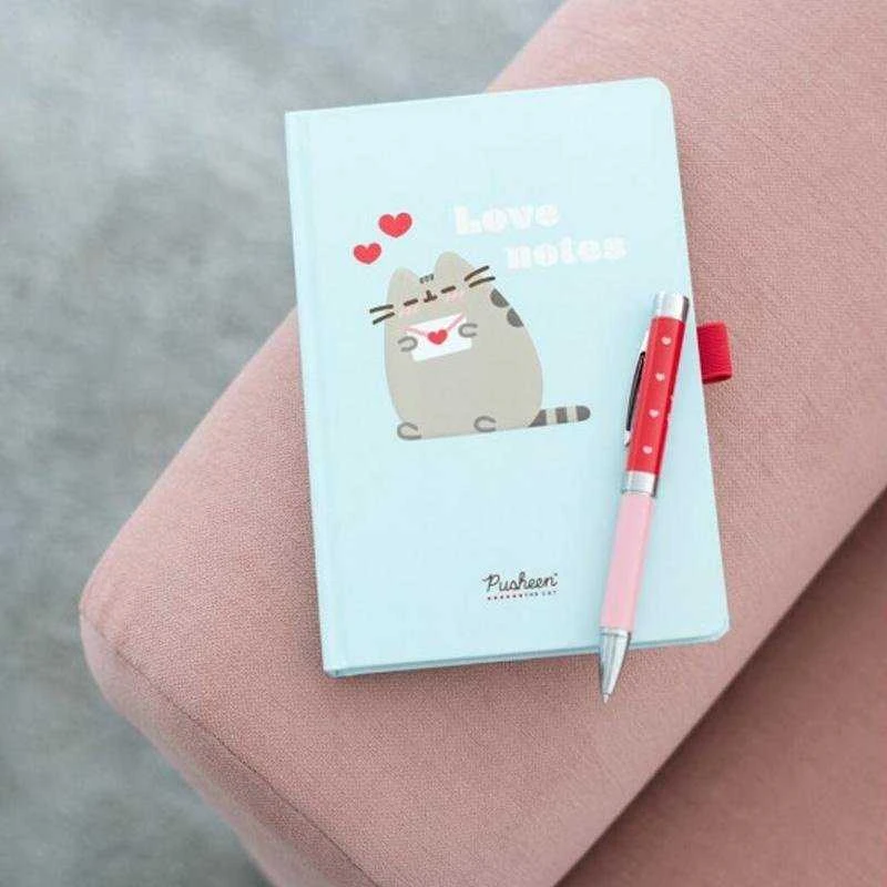 Pusheen Purfect Love Collection A5 Premium užrašų knygutė su šviečiančiu rašikliu
