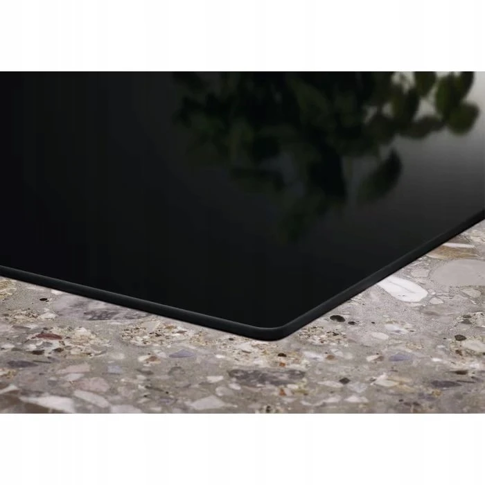 60 cm pločio indukcinė kaitlentė su integruotu gartraukiu Electrolux ECC63410CB