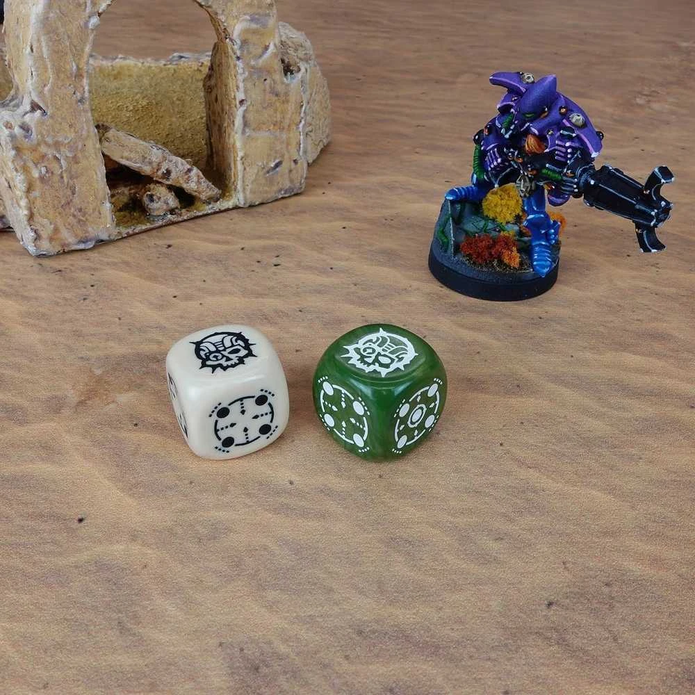 Q Workshop Crosshairs Compact D6 RPG Kauliukų Rinkinys (Smėlio Ir Alyvuogių Sp.)