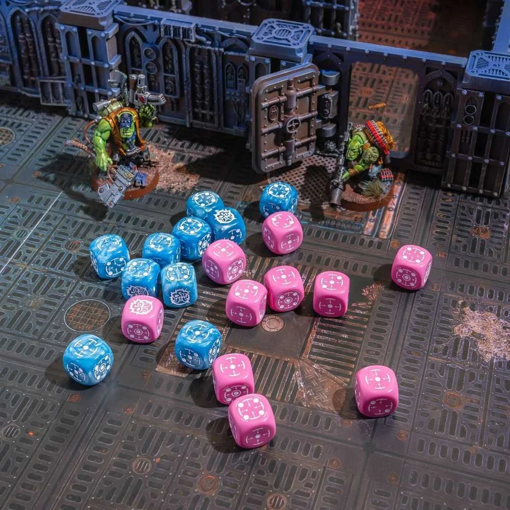Q Workshop Crosshairs Compact D6 Rpg Kauliukų Rinkinys (Mėlynos Ir Rožinės Sp.)
