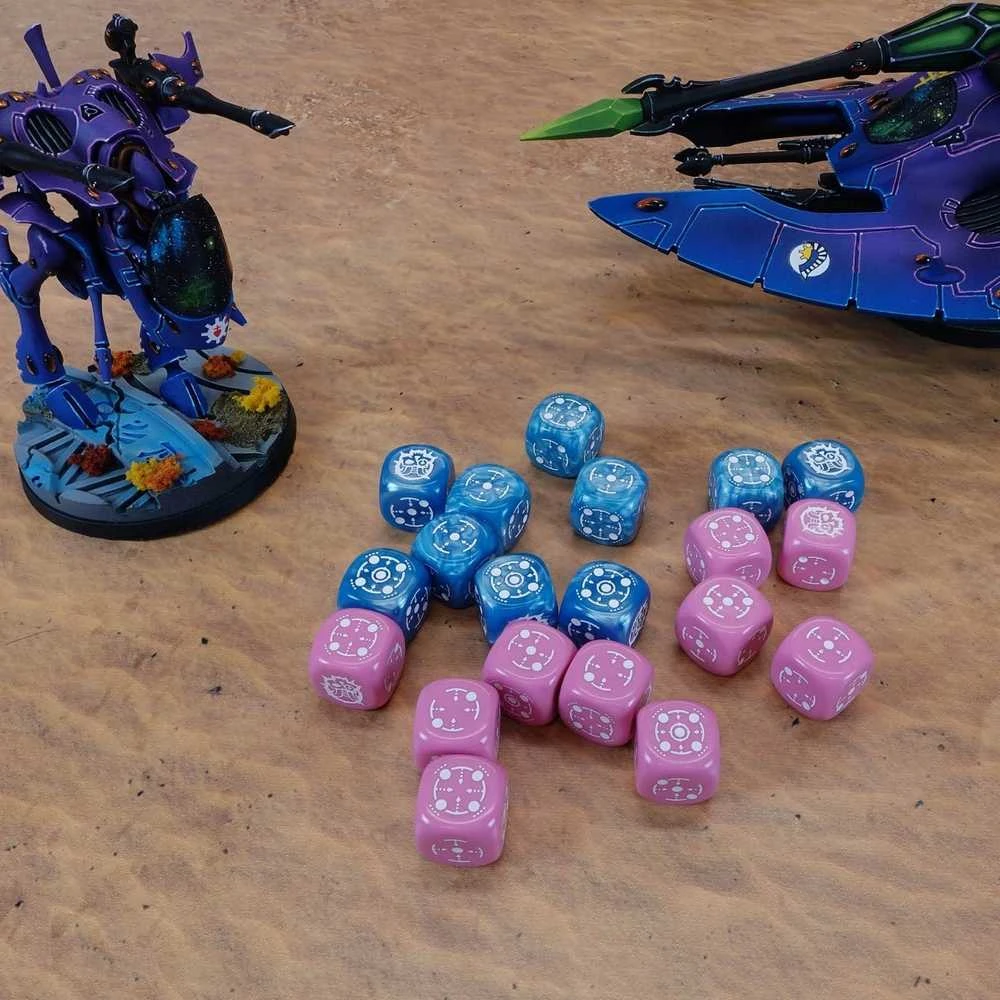 Q Workshop Crosshairs Compact D6 Rpg Kauliukų Rinkinys (Mėlynos Ir Rožinės Sp.)