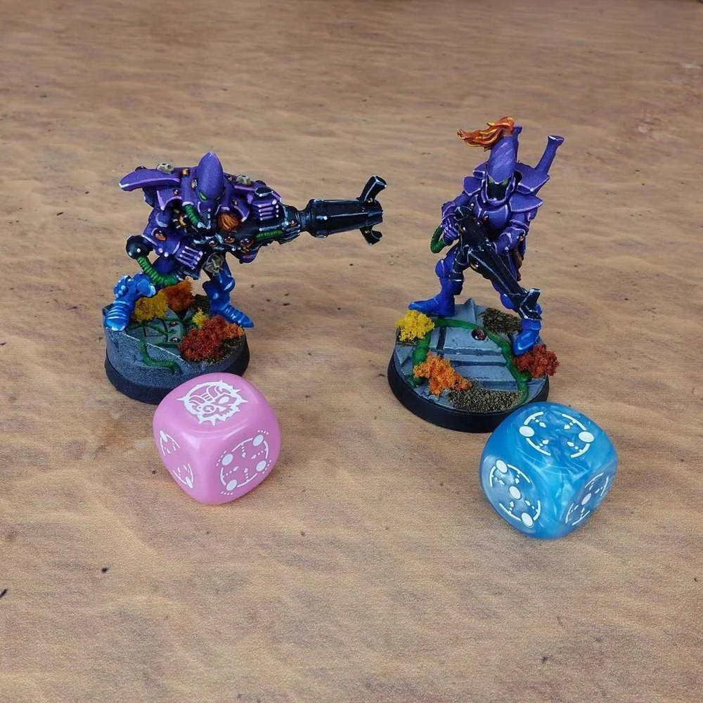 Q Workshop Crosshairs Compact D6 Rpg Kauliukų Rinkinys (Mėlynos Ir Rožinės Sp.)