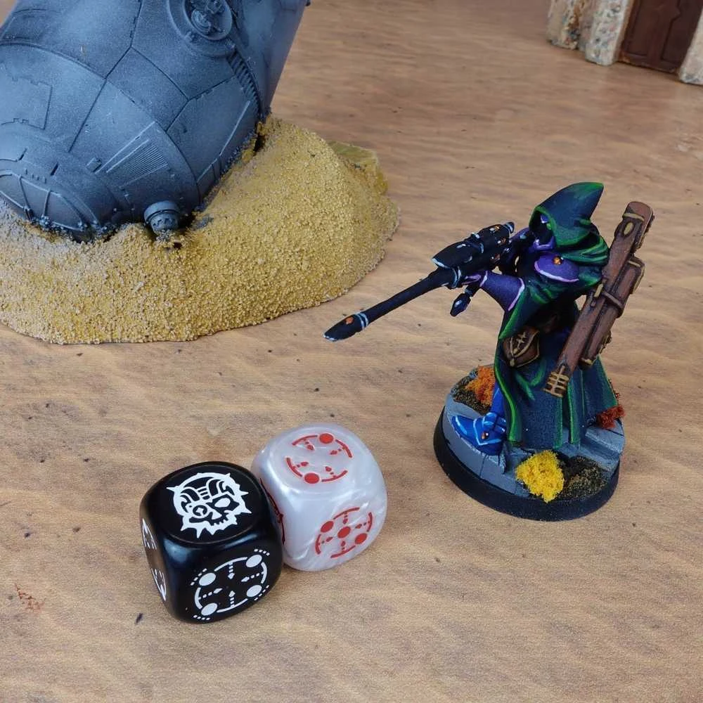 Q Workshop Crosshairs Compact D6 RPG Kauliukų Rinkinys (juoda Ir Perlo Sp.)