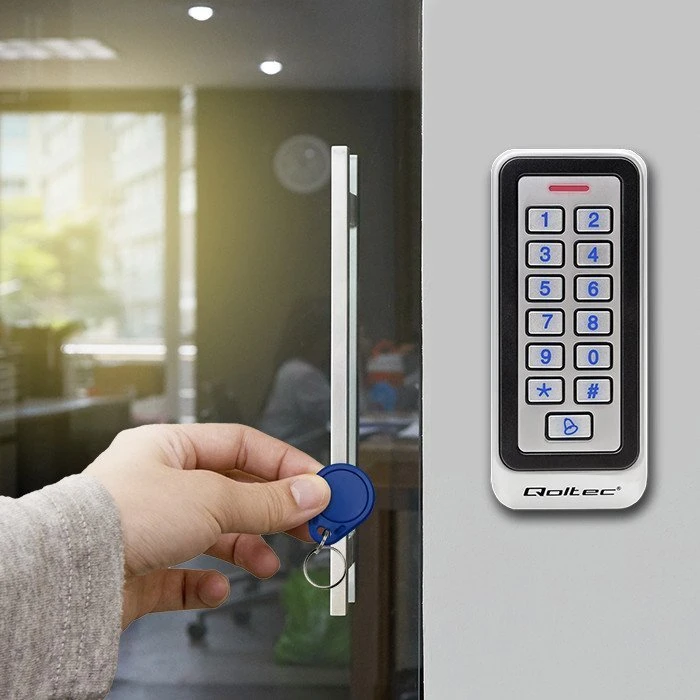 QOLTEC 52442 Kodinė spyna RHEA su RFID skaitytuvu Kodų kortelės rakto pakabukas Durų skambutis IP68 EM