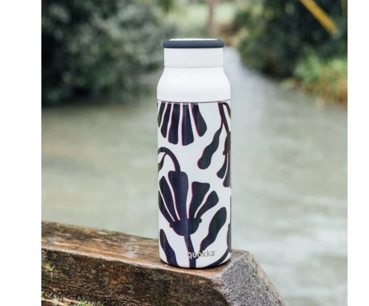 „Quokka Echo“ – 690 ml nerūdijančio plieno butelis su silikonine rankena (abstrakčių lapų raštas)