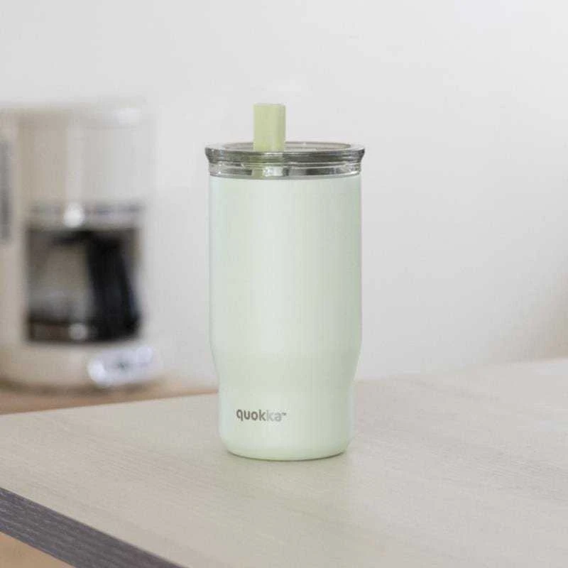 „Quokka Mist“ – nerūdijančio plieno termo puodelis 720 ml su šiaudeliu (pastelinės spalvos)