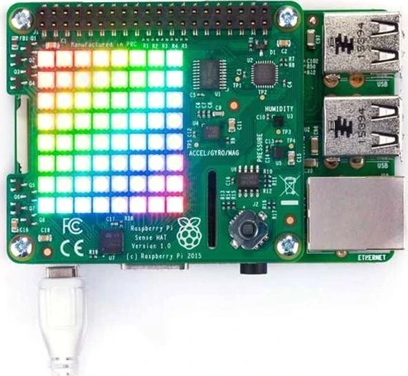 Raspberry Pi Sense HAT su šviečiančiais LED indikatoriais