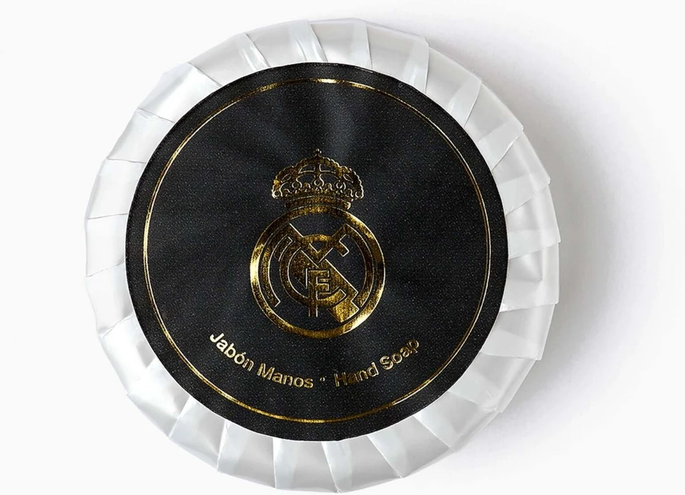 Real Madrid rinkinys: muilo gabalėlis + kūno kempinė + plaukų formavimo vaškas, 100 g + vonios bomba + metalinis laikiklis, unisex