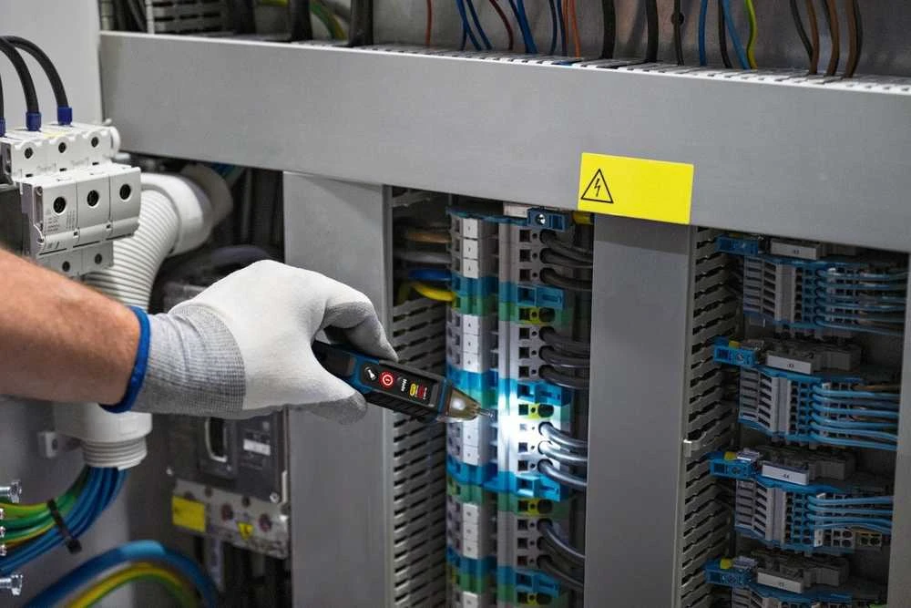 Bosch GVD 1000-17 Bekontaktis įtampos test.