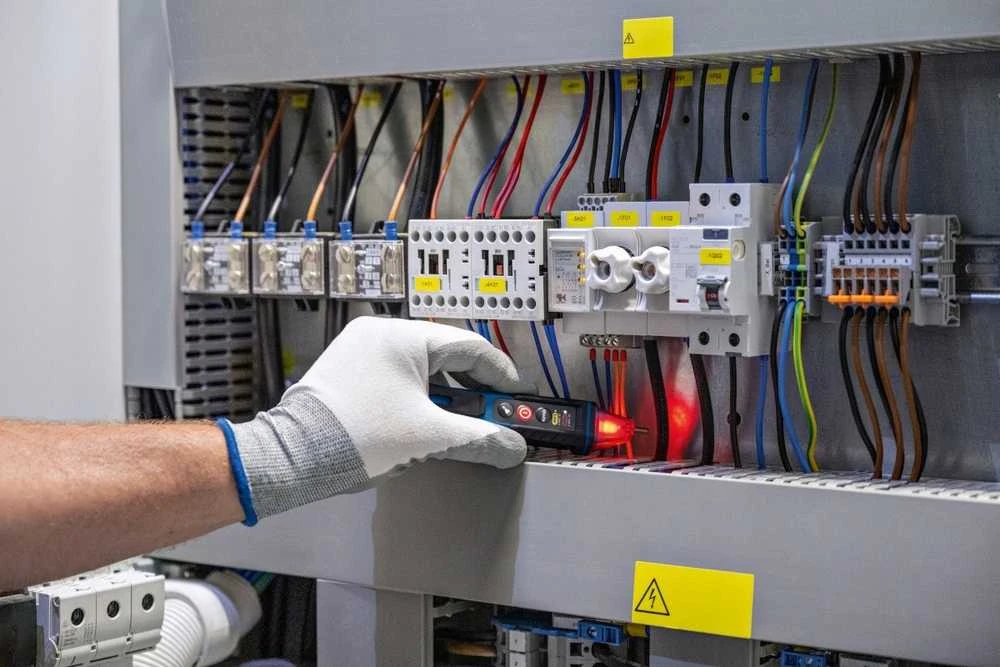Bosch GVD 1000-17 Bekontaktis įtampos test.