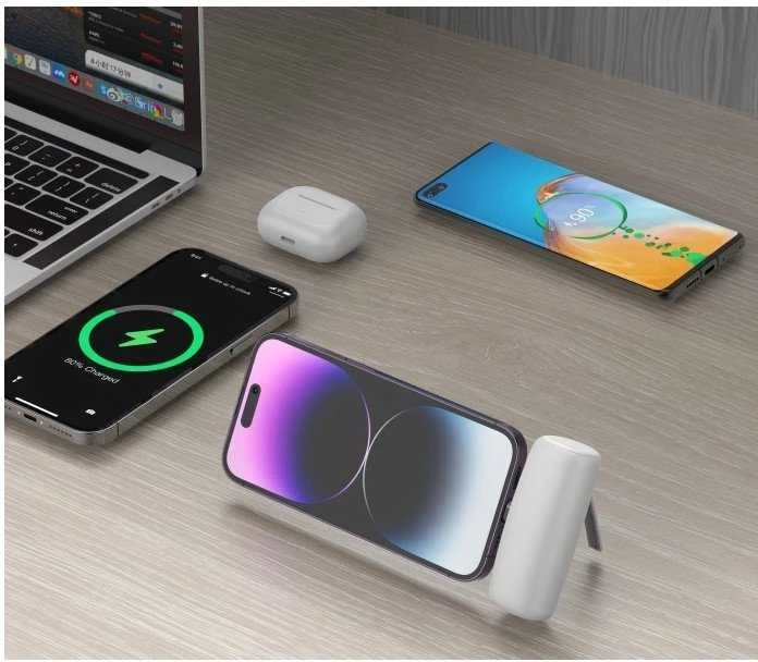 „Rebeltec Powerbank P5 PLUG-IN“ (5000 mAh 10 W) tiesioginis prijungimas prie telefono per USB-C jungtį