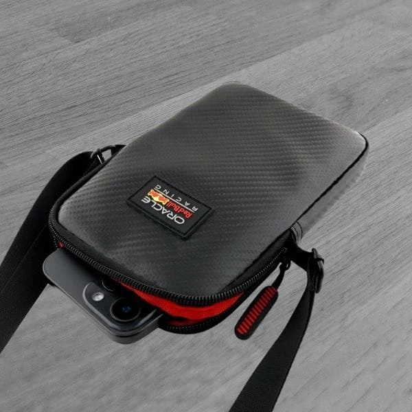 Red Bull Raudona Bull Raudona Bull Carbon Patch Phone Bag juodos spalvos