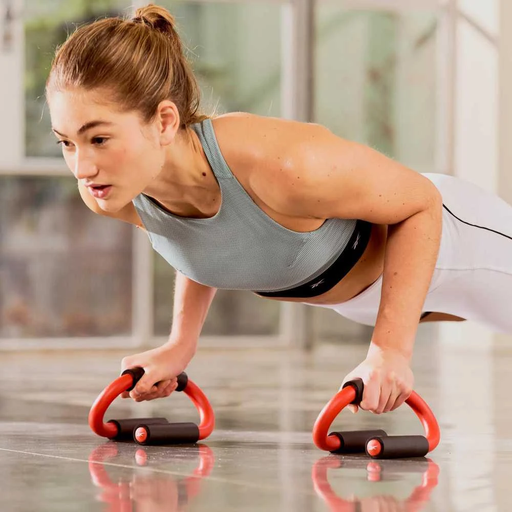 Reebok atsispaudimų rankenos atliekant pratimą