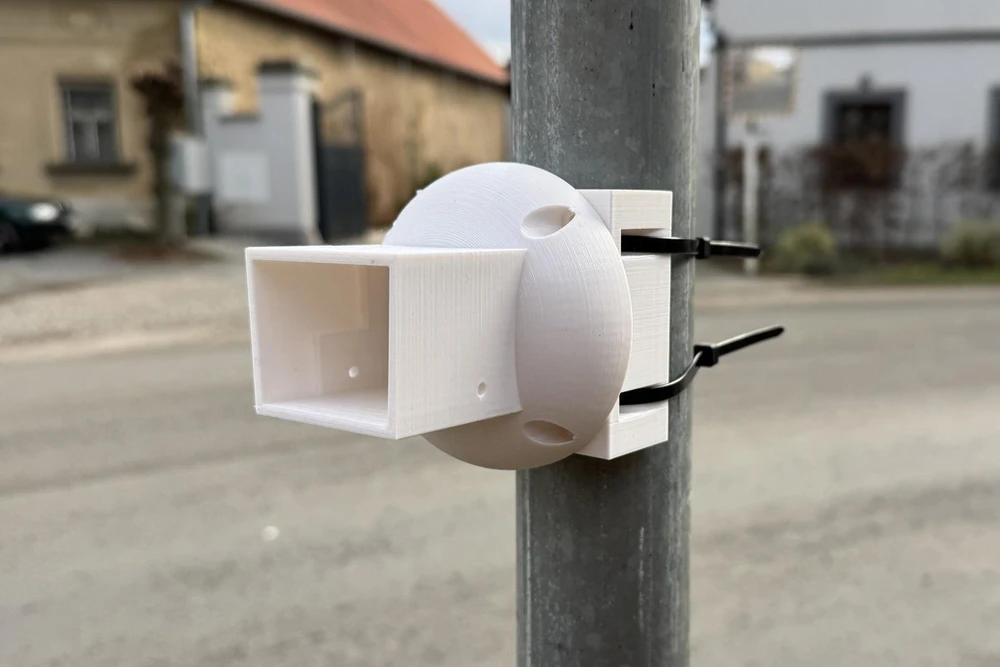 Oem TP-LINK kameros laikiklio adapteris D-TC3XX-C, D-TC5XX-C, D-TC5XX-CL tvirtinimui prie stulpo (60-130 mm), baltas su kabelio dangteliu (1 vnt.)
