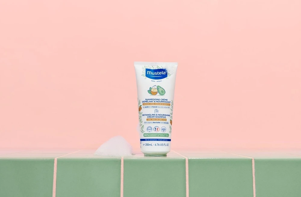 Mustela Bébé Detangling & maitininantis Kreminis Šampūnas Šampūnas