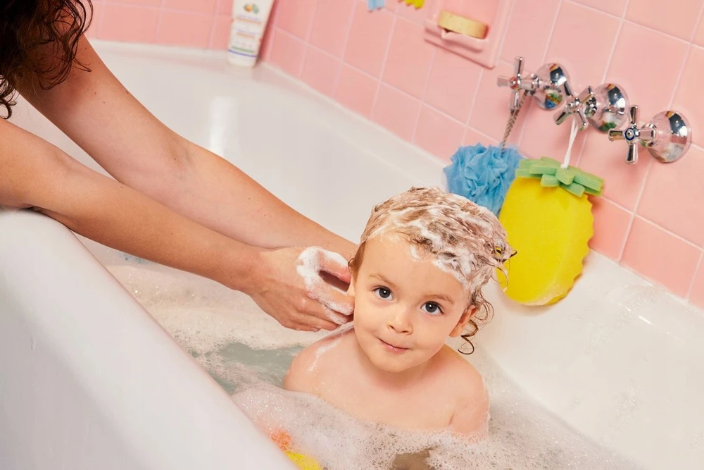 Mustela Bébé Detangling & maitininantis Kreminis Šampūnas Šampūnas