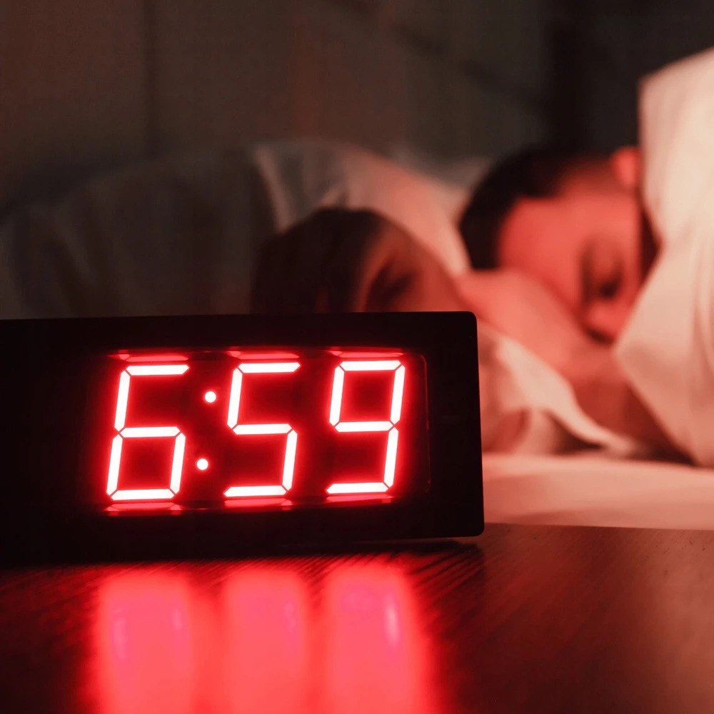 Retoo Radijo žadintuvas Žadintuvas-radijas su projektoriumi, juodos spalvos, garsus žadintuvas su USB ir LED ekranu, XL dydžio
