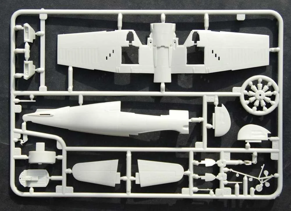 Revell - F4U-4 Corsair dovanų komplektas, 1/72, 63955