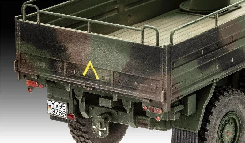 Revell MAN 10 t Milgl 8x8 karinis sunkvežimis 1:35 (03367)