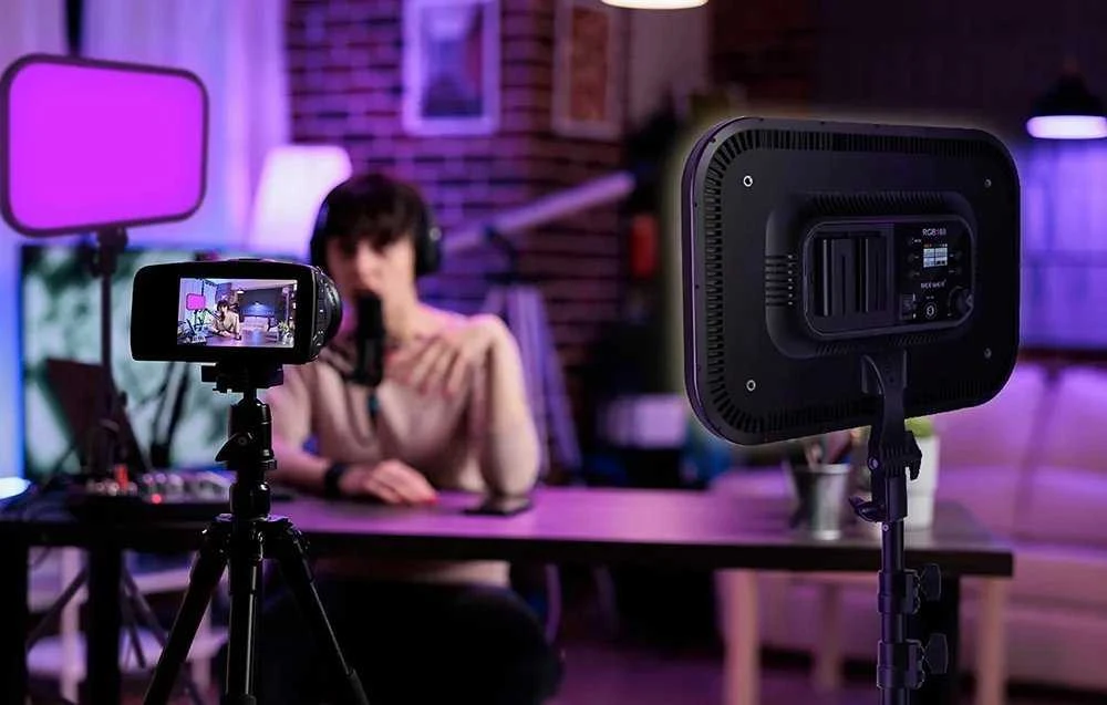 Sieninis šviestuvas Neewer Naujesnis RGB168 RGB LED studijinis komplektas, dvi 60W 2500-8500K lempos + stovai