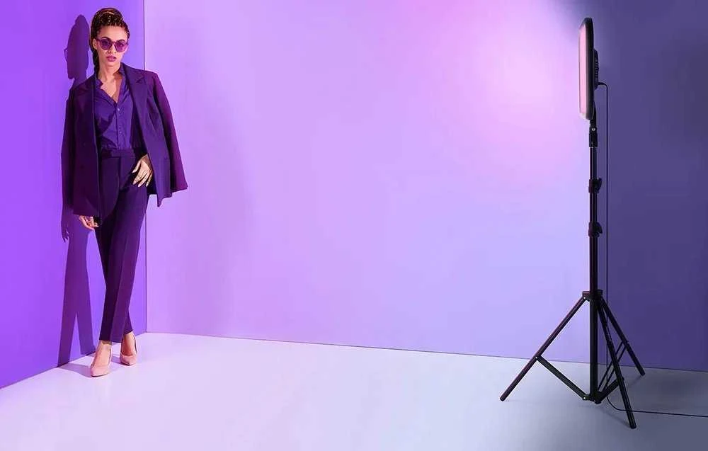 Sieninis šviestuvas Neewer Naujesnis RGB168 RGB LED studijinis komplektas, dvi 60W 2500-8500K lempos + stovai