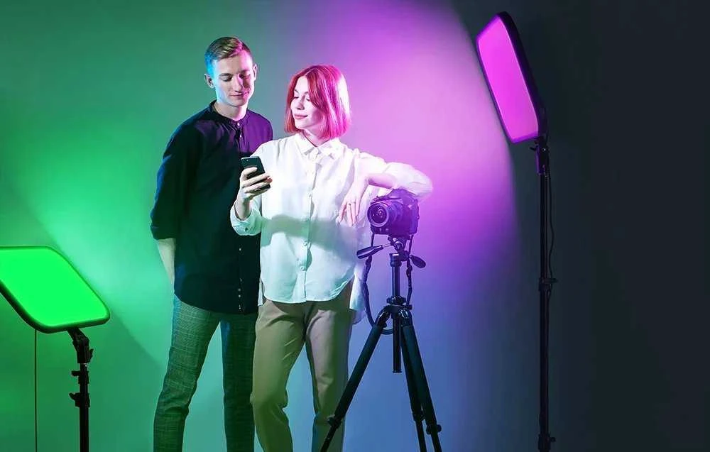 Sieninis šviestuvas Neewer Naujesnis RGB168 RGB LED studijinis komplektas, dvi 60W 2500-8500K lempos + stovai