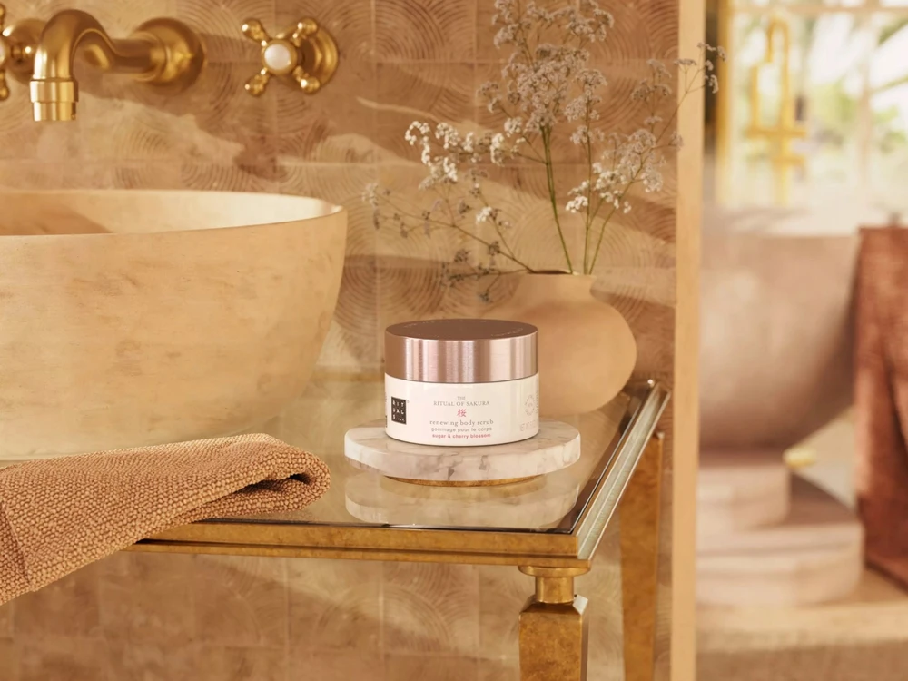 Rituals - he Ritual of Sakura Sugar Body Scrub cukraus kūno šveitiklis, 250 g