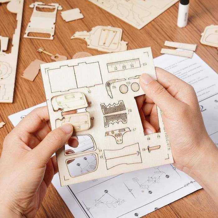 Robotime Medinė 3D dėlionė - Automobilis