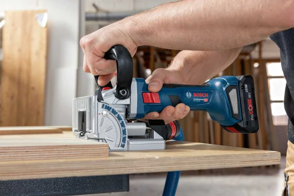 Bosch akumuliatorinė freza medienai su kampo nustatymo skale