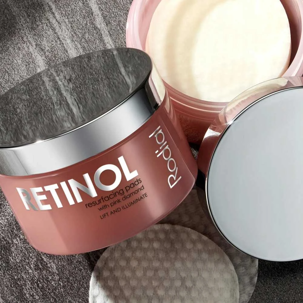 Rodial Rožinė Diamond Retinol Resurfacing Pads atkuriantys šveičiamieji padeliai veidui, 50 vnt.