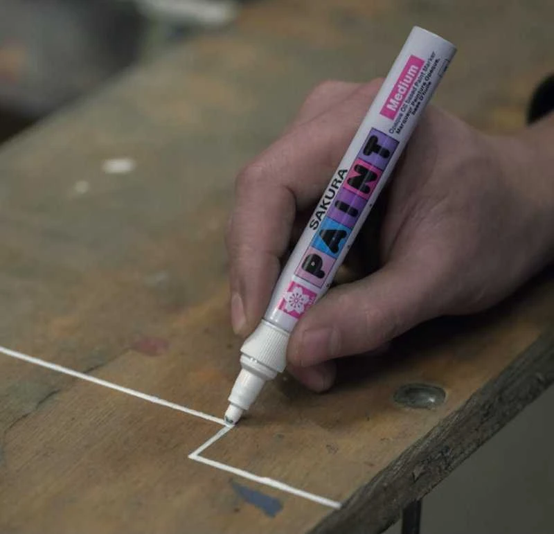 Sakura Marker Paint with medium tip, baltas