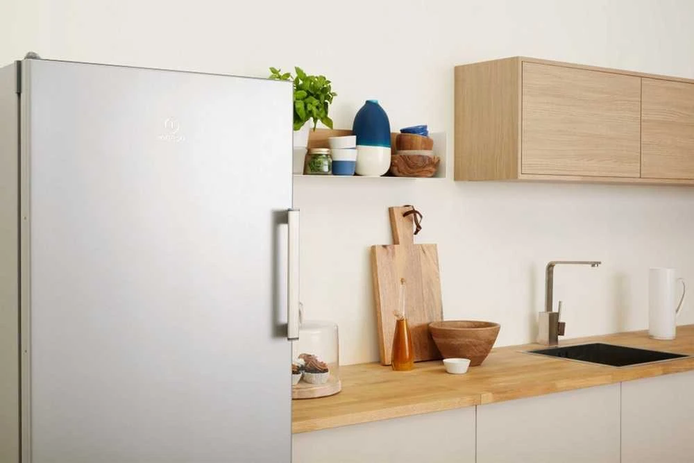 INDESIT | Šaldiklis | UI6 2 S | Energijos vartojimo efektyvumo klasė E | Stačias | Laisvai stovintis | Ūgis 167 cm | Bendra grynoji talpa 245 L | Sidabrinis