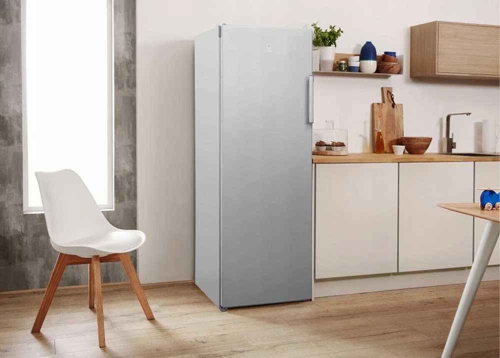 INDESIT | Šaldiklis | UI6 2 S | Energijos vartojimo efektyvumo klasė E | Stačias | Laisvai stovintis | Ūgis 167 cm | Bendra grynoji talpa 245 L | Sidabrinis