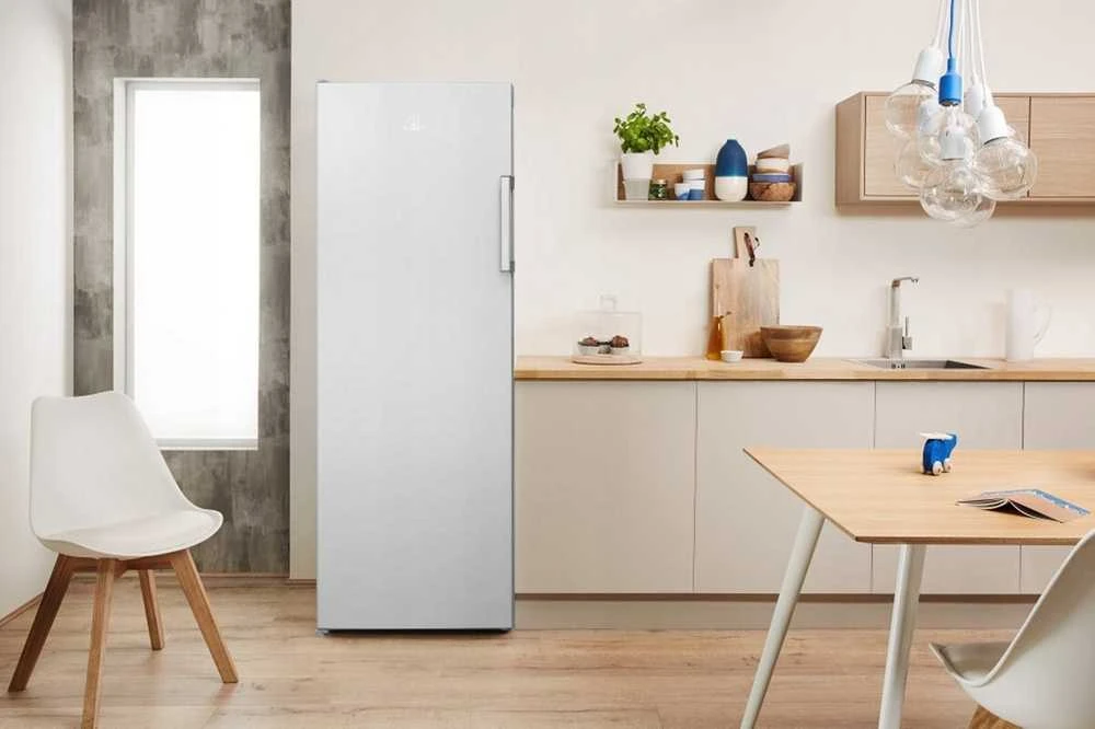 INDESIT | Šaldiklis | UI6 2 S | Energijos vartojimo efektyvumo klasė E | Stačias | Laisvai stovintis | Ūgis 167 cm | Bendra grynoji talpa 245 L | Sidabrinis
