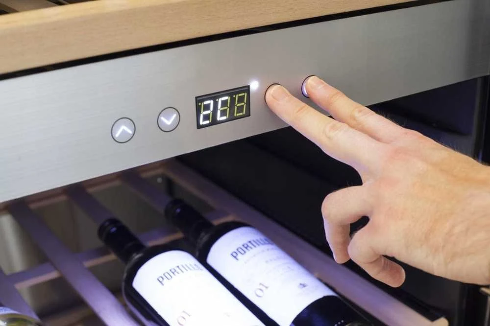 Vyno šaldytuvas Caso WineComfort 24 (24 buteliams) juodas stiklas