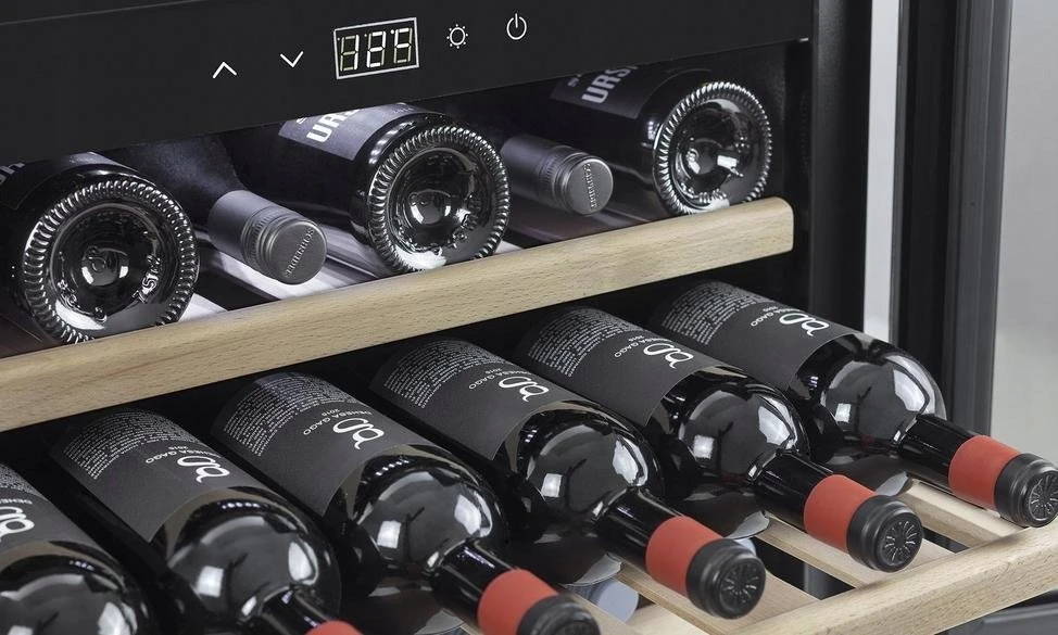 Vyno butelių šaldytuvas Caso WineSafe 18 EB, Juodos spalvos