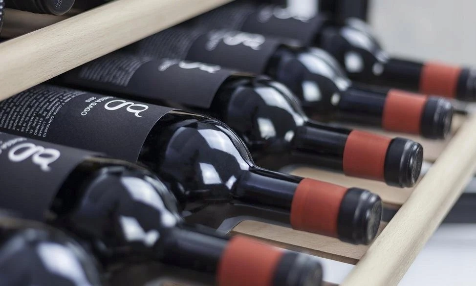Vyno butelių šaldytuvas Caso WineSafe 18 EB, Juodos spalvos