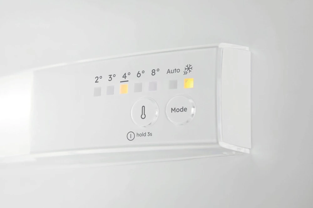 178 cm. įmontuojamas NoFrost šaldytuvas su šaldikliu Electrolux ENA7NE18S
